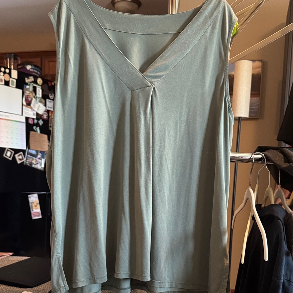 CLEARANCE🏷️ Chic Sleeveless Top in Sage Green